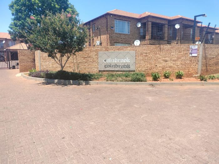 To Rent: Townhouse in Midrand Central with pool, clubhouse, and convenient amenities.