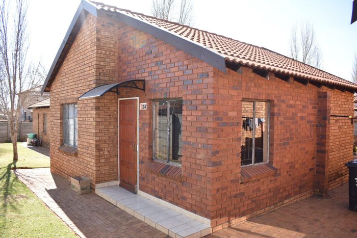 Property #2165455, Townhouse for sale in Protea Glen Ext 11
