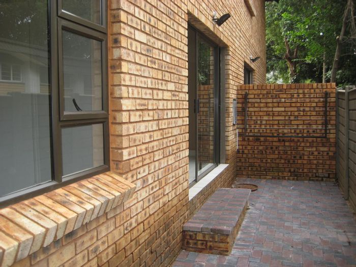 2-bedroom townhouse in Brackenhurst with private garden, garage, and carport. To Rent.