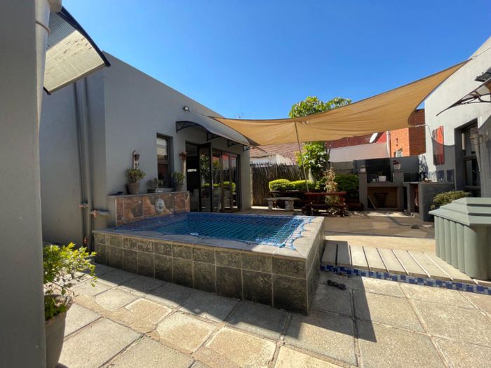 Cottage To Rent in Edenvale Central: 2 bedrooms, private pool, pet-friendly.