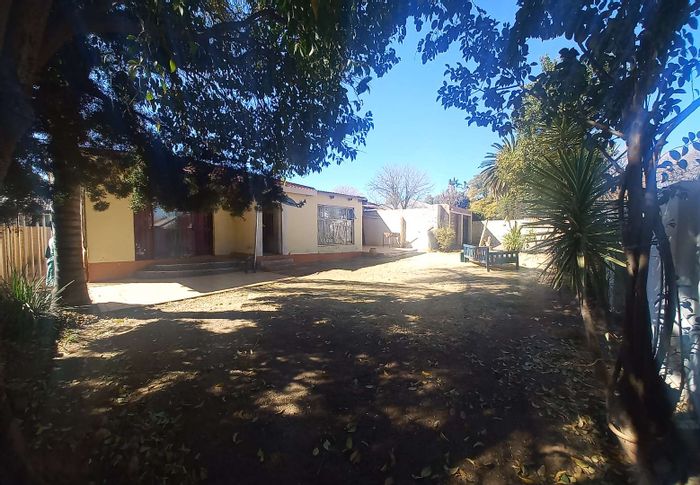 For Sale: House in Kempton Park Ext 2 with six bedrooms, double garage, communal kitchen.