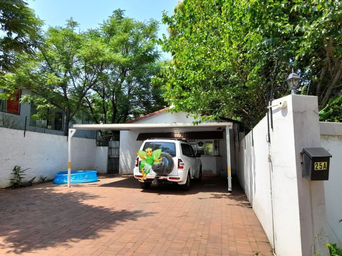 House To Rent in Bedfordview Central: 2 Bedrooms, parking, spacious living area.