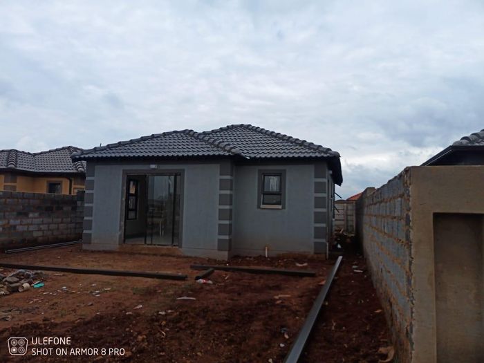 2-Bedroom House For Sale in Windmill Park with easy access to amenities.