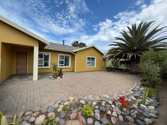 Vogelstrand House To Rent: Spacious layout, private garden, close to beach access.