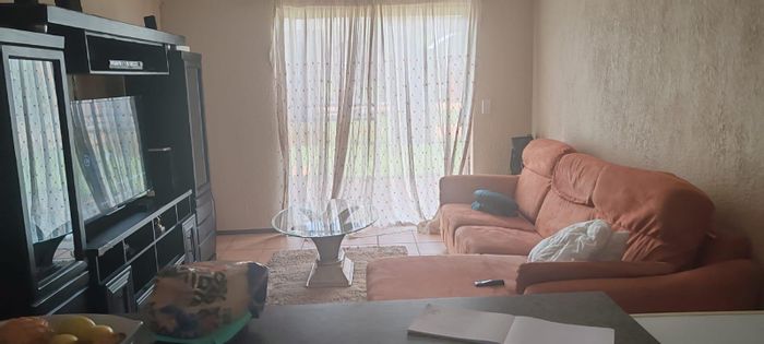 Ground floor apartment in Carlswald North for sale, 2 bedrooms, patio, parking.