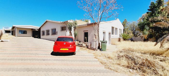 For Sale: Pioniers Park House with pool, flats, and ample space.