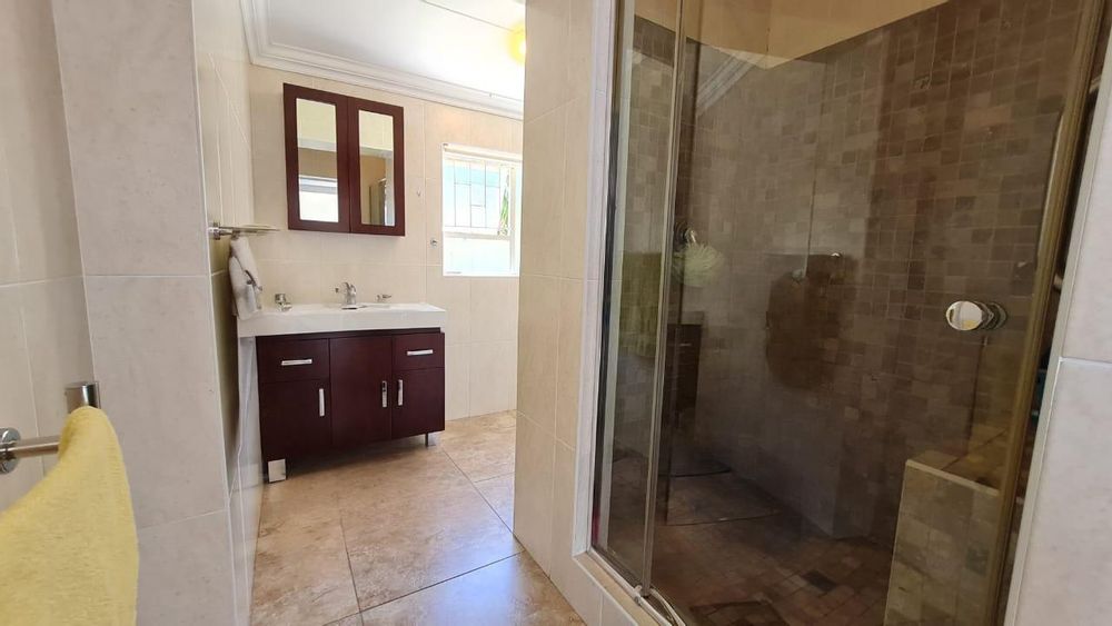 1st Floor - Main En-Suite