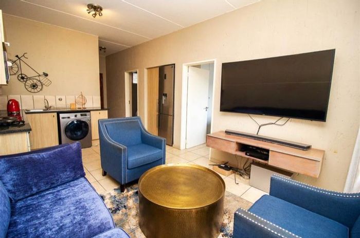 2-Bedroom Apartment To Rent in Ferndale with pool access and outdoor space.