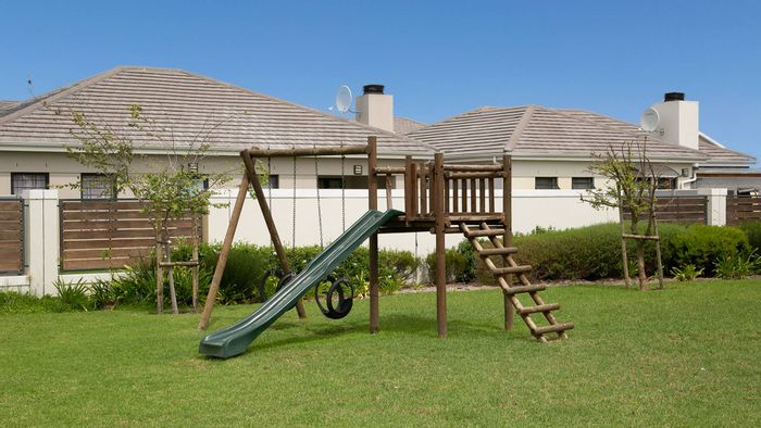 To Rent: House in Sonkring with garden, double garage, and secure complex amenities.