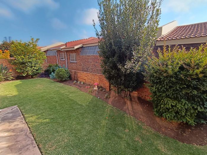 For Sale: Townhouse in Randhart with private garden, double garage, and courtyard.