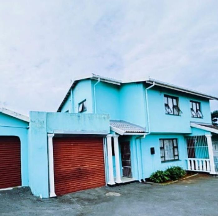 Umlazi Central House For Sale: 3 Bedrooms, 2 Garages, Fenced, Convenient Location.
