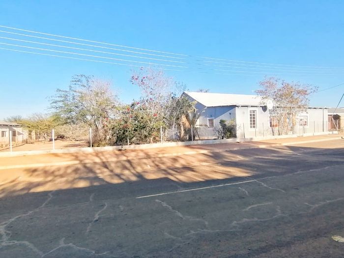 House for Sale in Aus Central: 4 Bedrooms, Office, BBQ Areas, Large Erf.