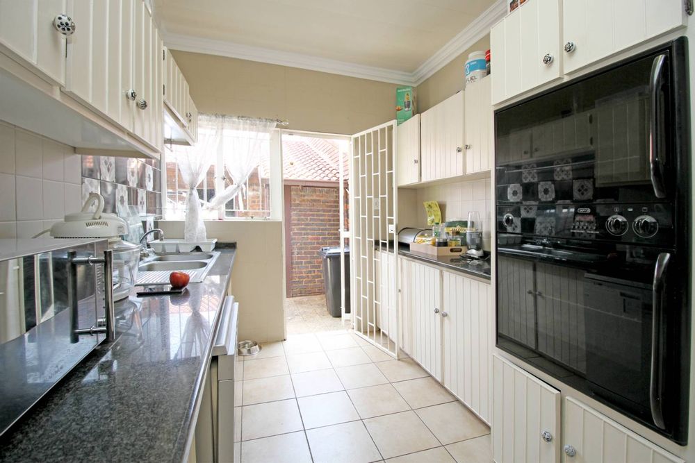 KITCHEN WITH DOUBLE EYE LEVEL OVENS IDEAL FOR A FAMILY