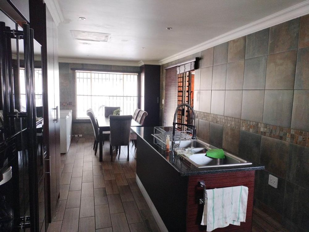 Open plan kitchen and dining area