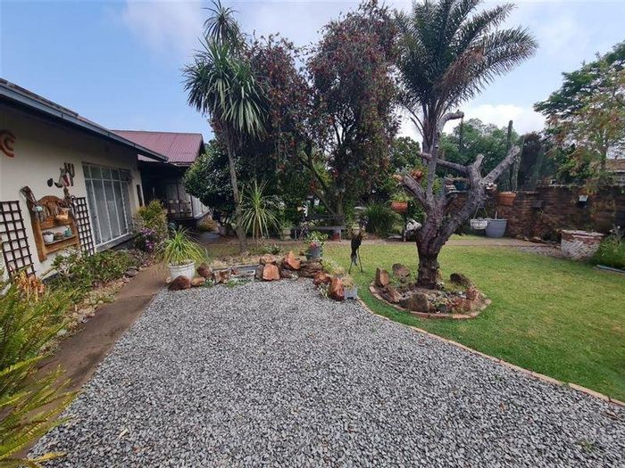 Spacious Kempton Park AH house with granny flat, near schools and highways. For Sale.