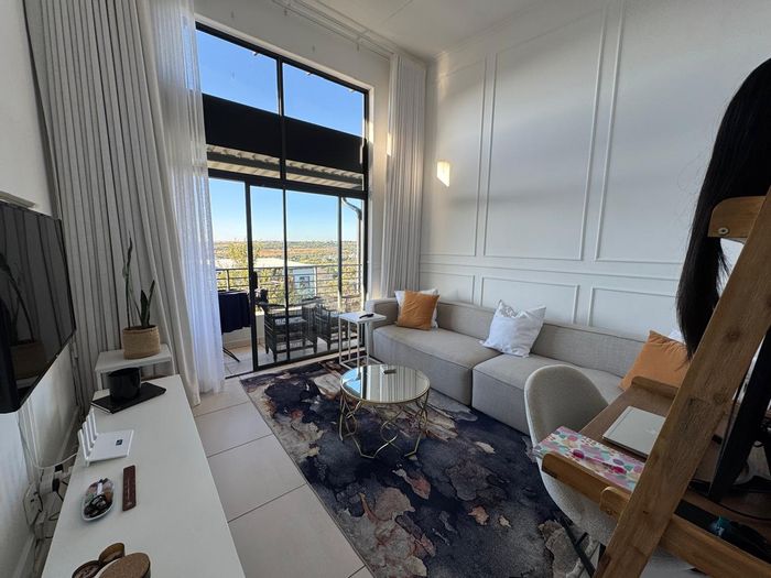 Fourways Apartment To Rent: 1 Bed, fitness center, rooftop terrace, and parking.