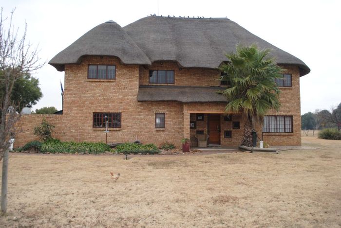 Mooilande AH Small Holding For Sale: B&B, stables, guest accommodations, and lush grazing.