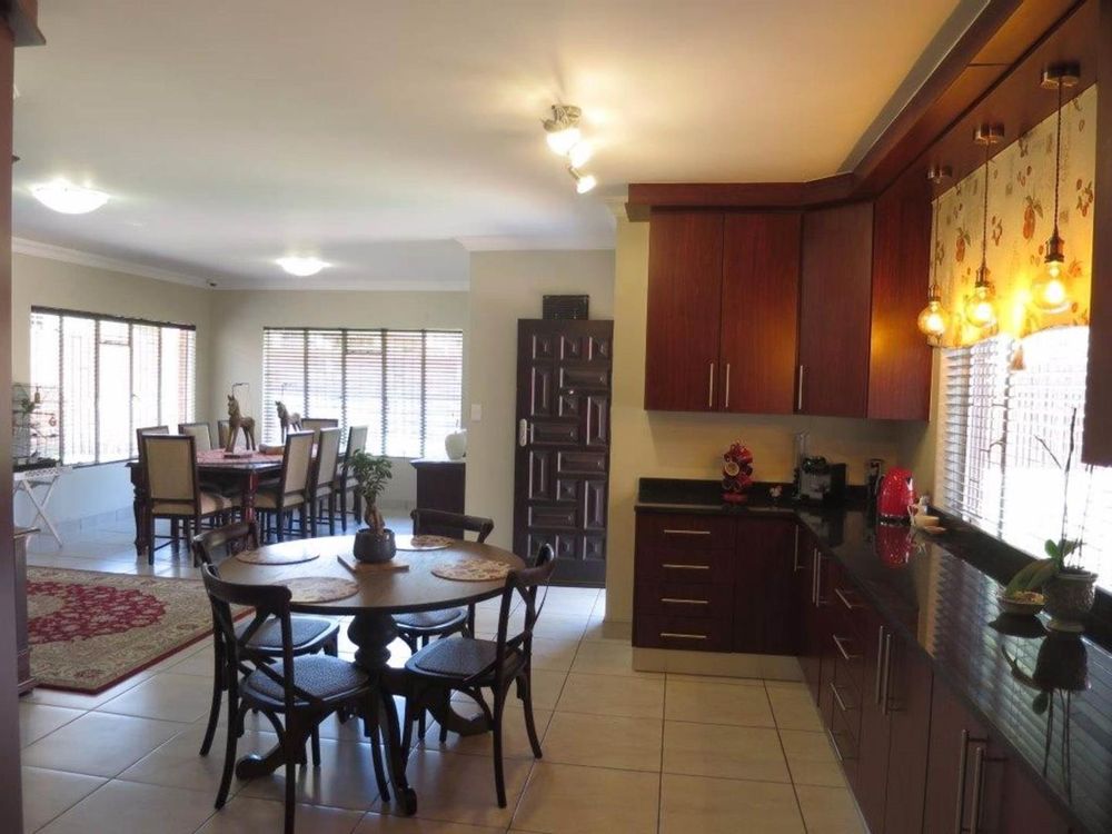 OPEN PLAN BREAKFAST,DINING AREA