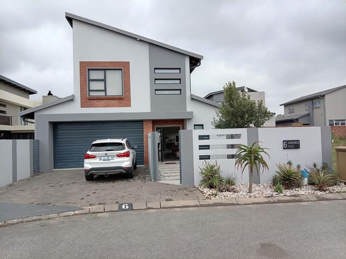 Glen Erasmia House For Sale: 3 Bedrooms, 2 Bathrooms, Secure Parking, Customizable Space.