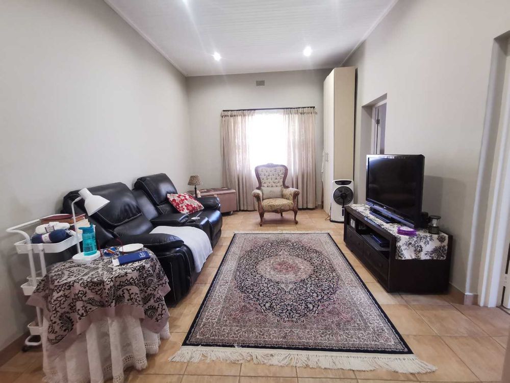 MAIN DWELLING TV / HOBBY ROOM 