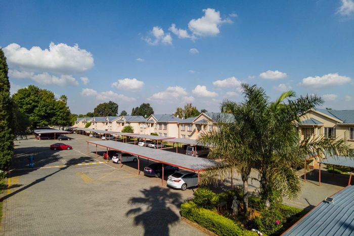 For Sale: Lakefield Apartment with 2 Bedrooms, Pool, Garden, and Security.