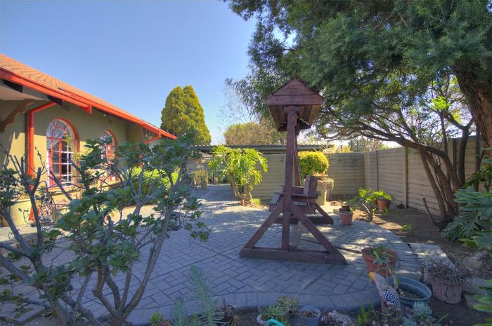 Brackendowns House For Sale: Renovated, 3 bedrooms, landscaped gardens, security features.
