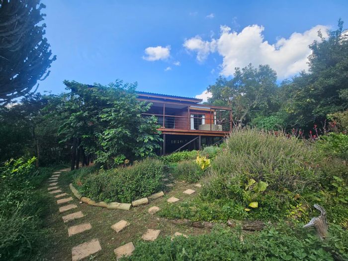 Kampersrus House To Rent: 3 bedrooms, jacuzzi, lush garden, solar power, wifi available.