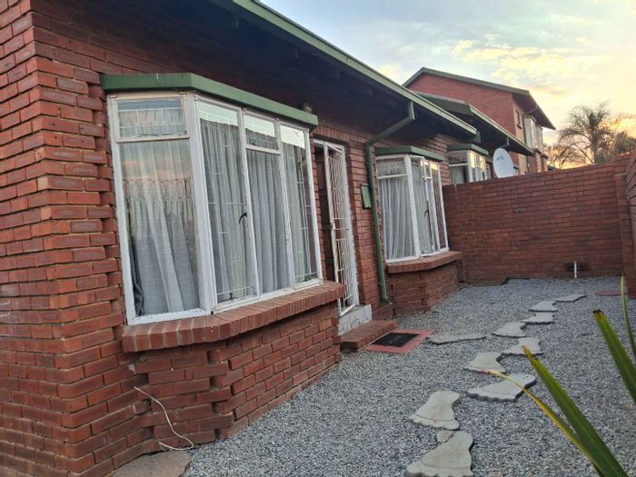 For Sale: Apartment in Kempton Park Ext 5 with open-plan living, 2 bedrooms.