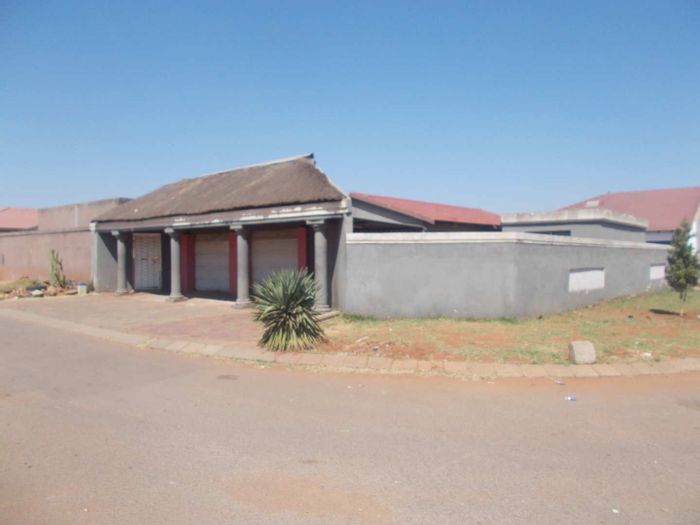 House For Sale in Vosloorus Ext 8 with Cottage and Double Carports.