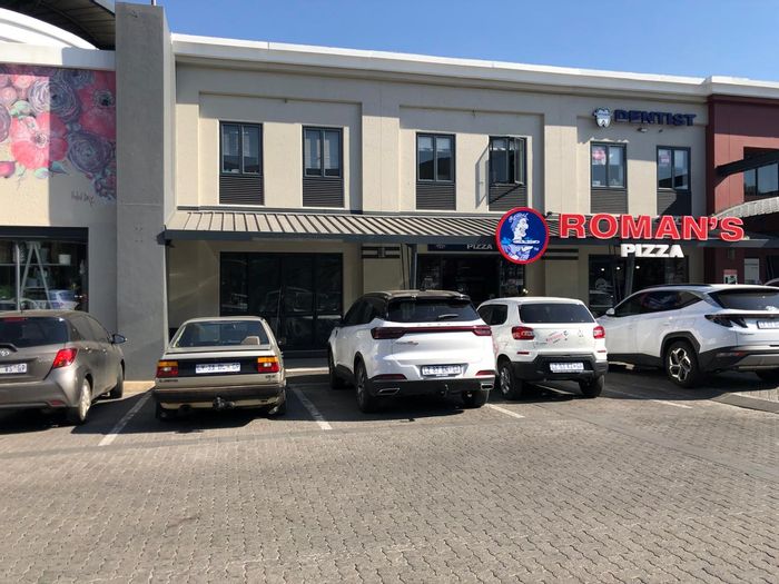 Retail space to rent in Pineslopes Centre, 90m² with backup water systems.
