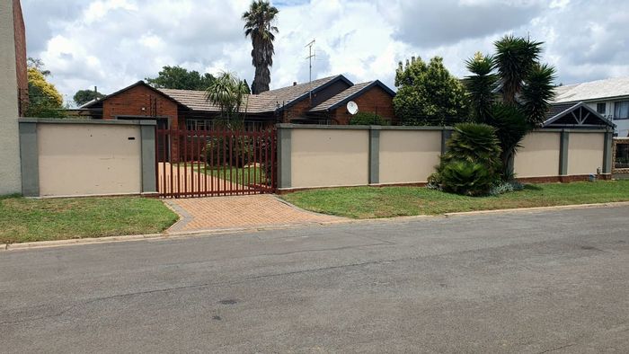 Spacious house in Bonaero Park Ext 3 with garden and parking, To Rent.