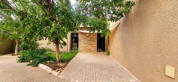 To Rent: 3-Bedroom Townhouse in Avis with garden, solar system, and double garage.