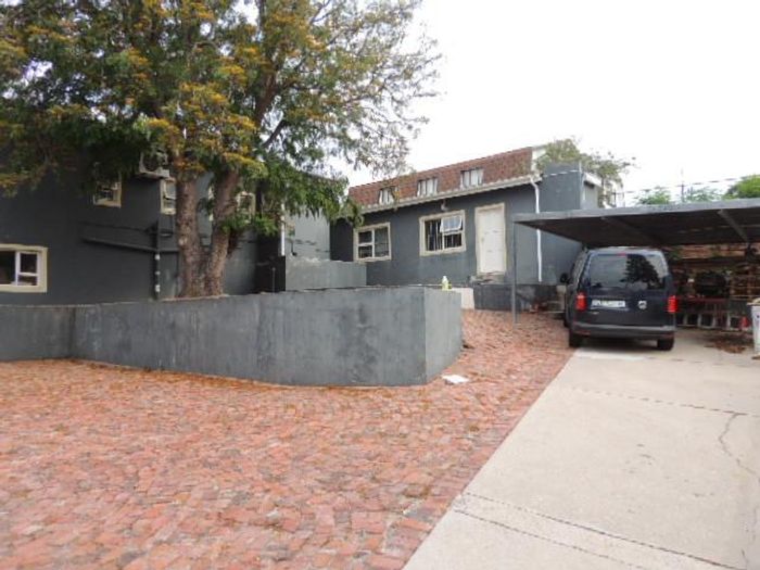 Newton Park House To Rent: Student accommodation with furnished rooms, Wi-Fi, and appliances.