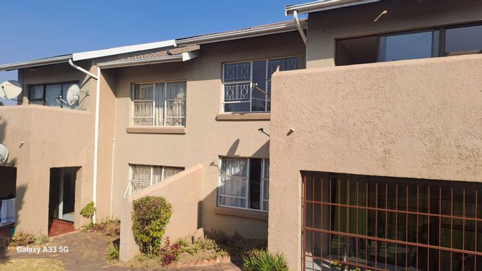 For Sale: Buccleuch Apartment with 2 Bedrooms, Garage, and Easy Access to Amenities.