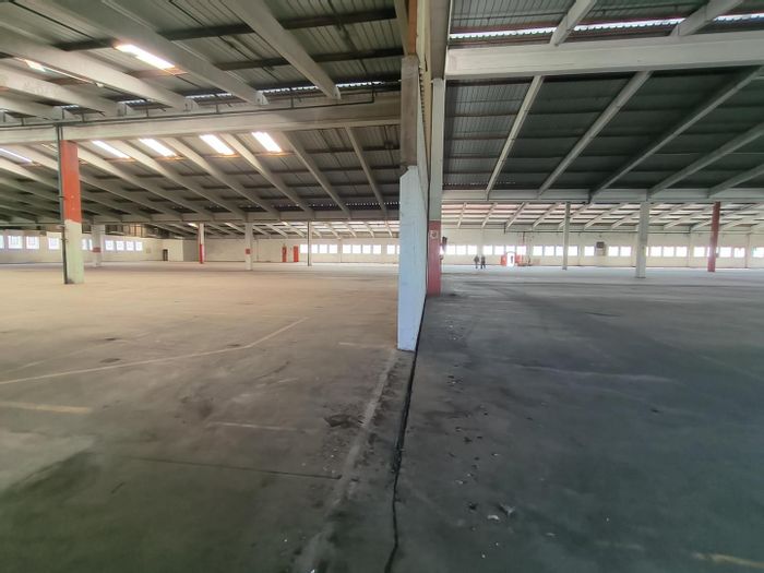 Industrial Warehouse To Rent in New Germany: 5461m2, secure access, vehicle storage.