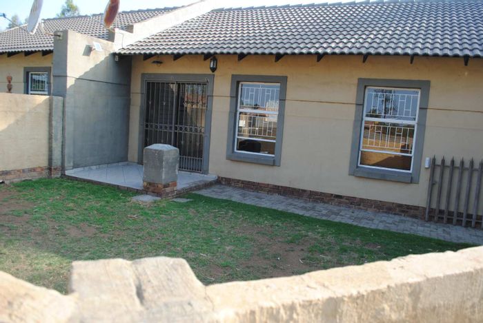 Riversdale Townhouse To Rent: 2 beds, garage, secure access, pet-friendly.