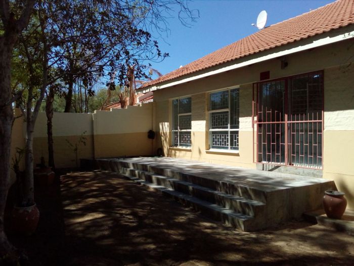 3-bedroom townhouse in Olympia to rent, secure complex, close to amenities.
