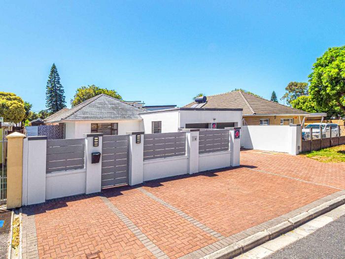 Rondebosch East House For Sale: 3 bedrooms, secure, close to schools and amenities.