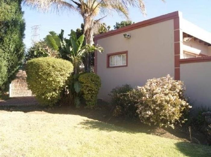 Illiondale House To Rent: Spacious layout, garden, and convenient location.