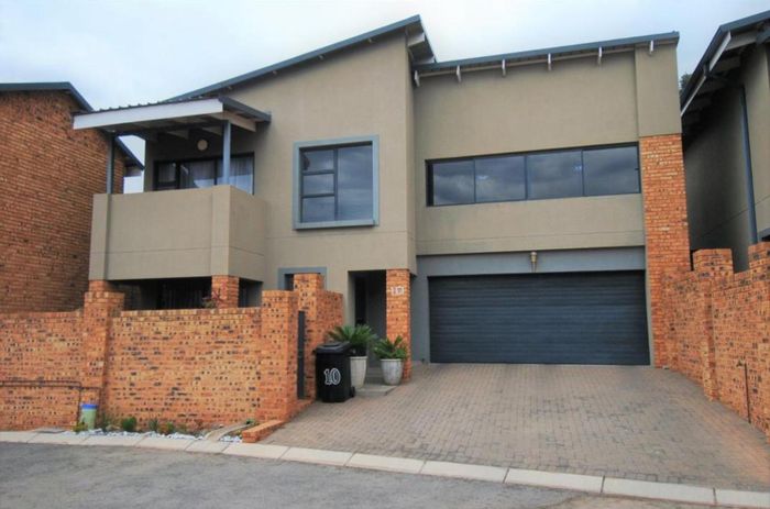 House For Sale in Noordheuwel: 3 Bedrooms, 4 Garages, Pool, Braai Area.