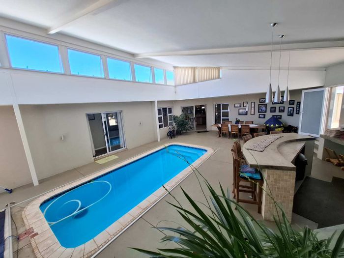 Hochlandpark House For Sale: Indoor pool, air-conditioned bedrooms, BBQ area, secure parking.