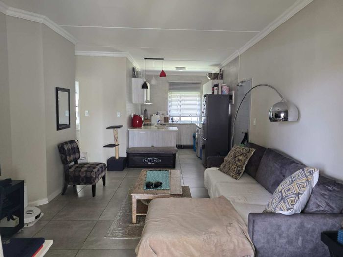 Ground floor 2-bedroom apartment in Broadacres with private patio and garden. To Rent.