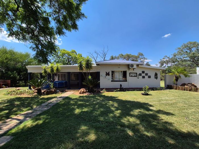 Tranquil Rooiberg Retreat: 4-Bed House with Spacious Garden & Entertainment Lapa - For Sale