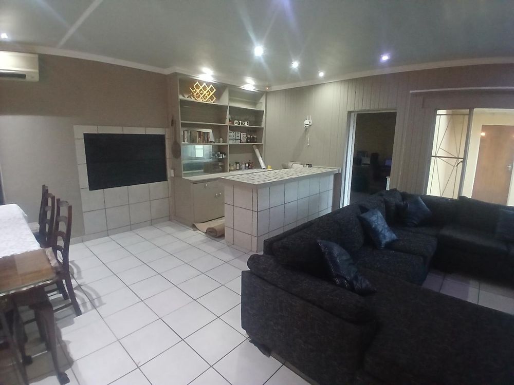Open plan living / dining / entertainment area