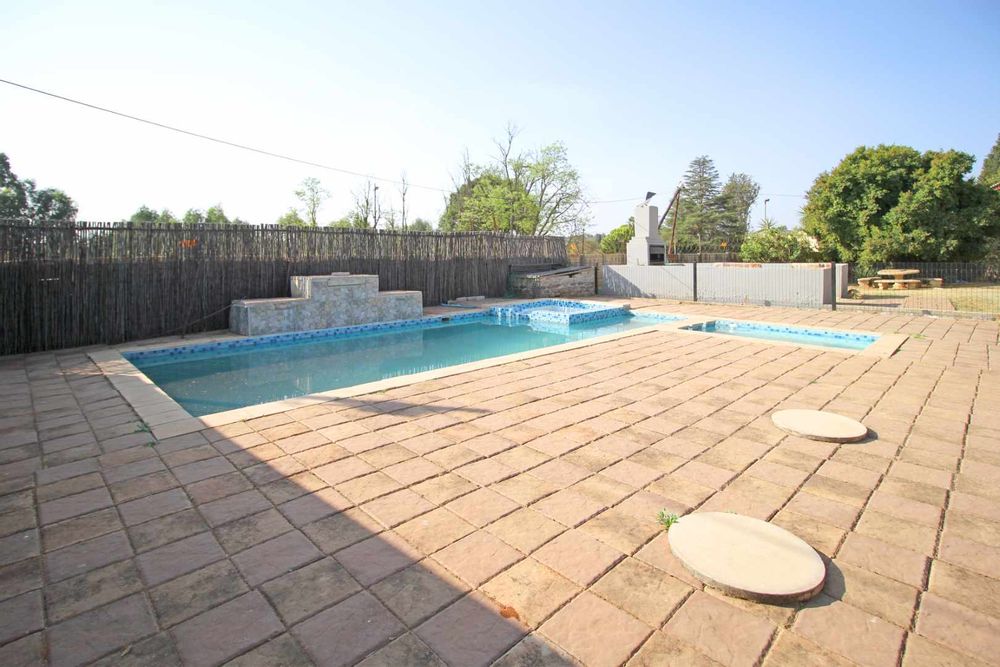 Swimming Pool with Integrated Jacuzzi and Kiddies Pool enclosed with Clearview Pool Fence. The Swiming Pool and Jacuzzi offers various functions and is softly lit-up at night for extreme family fun this summer