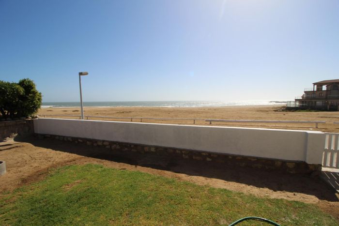 For Sale: Beachside House in Vineta with Ocean Views and Extra Flat