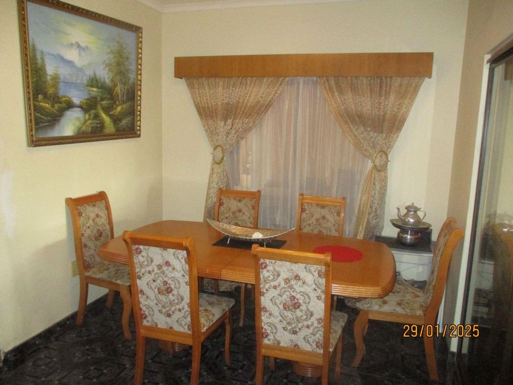General view of the official dining room. 
