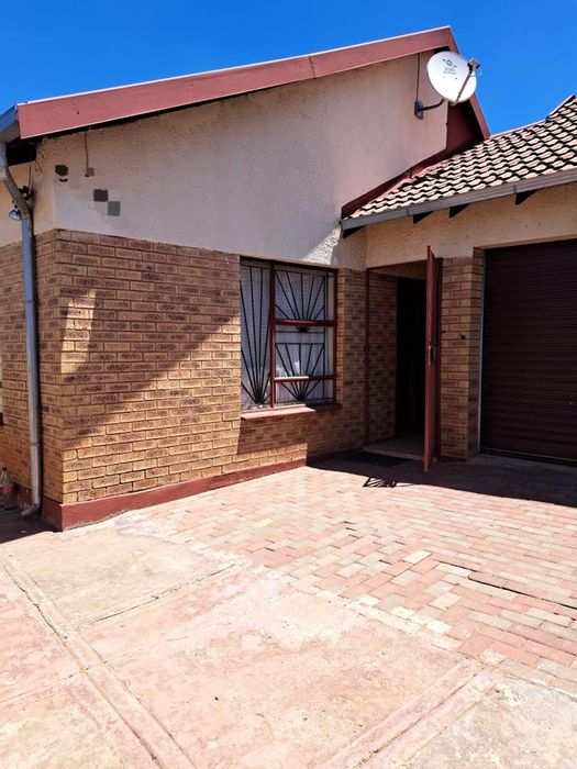 Property #2216528, House for sale in Protea Glen