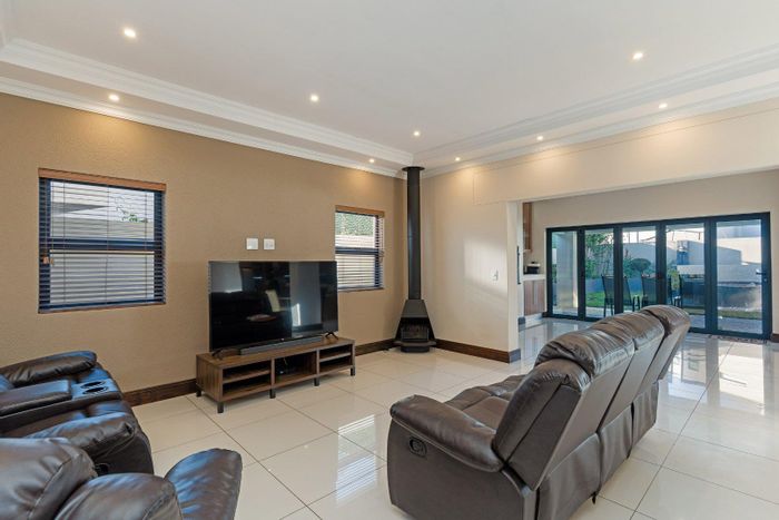 Sagewood House For Sale: 6 bedrooms, gourmet kitchen, indoor-outdoor living, prime location.