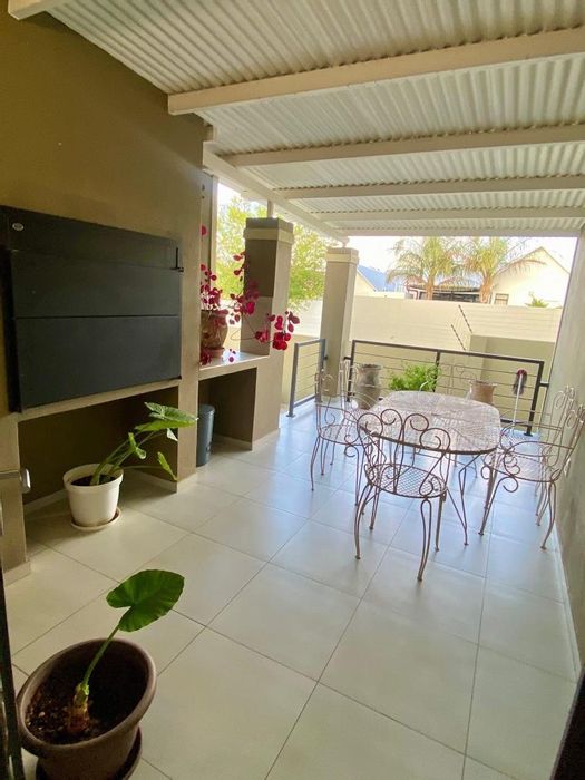 Elisenheim House To Rent: 3 Bedrooms, pool, garage, WiFi, prepaid utilities.